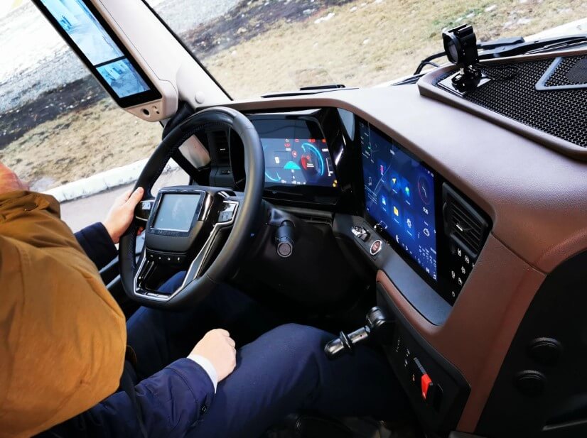 Новый салон грузовиков «КамАЗ». Экраны внутри салона нового грузовика «КамАЗ». Новый салон грузовиков «КамАЗ». Экраны внутри салона нового грузовика «КамАЗ». Фото.