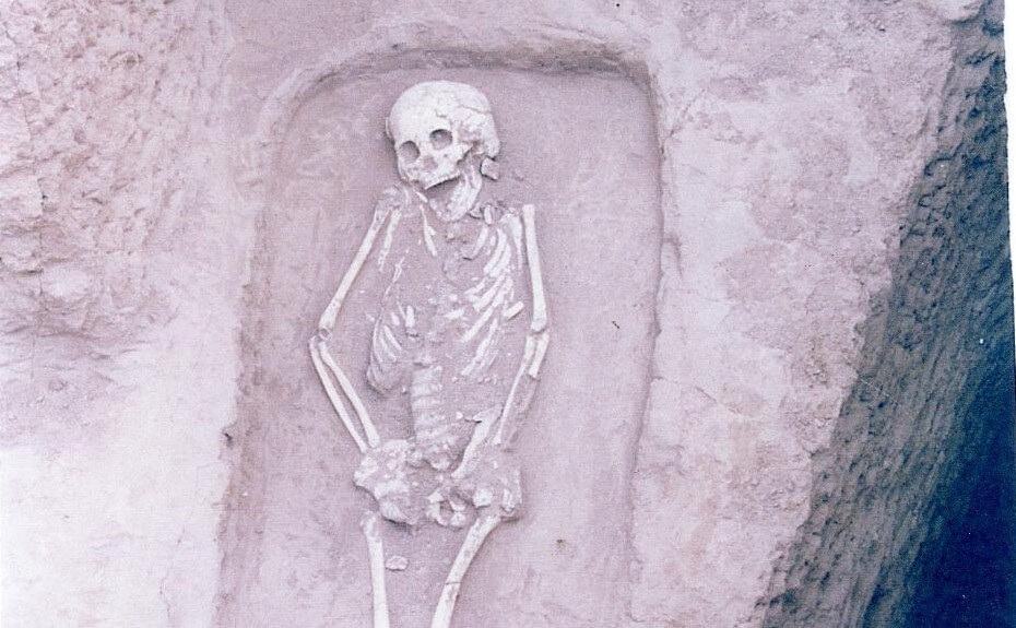 Останки найденного в Китае древнего карлика. Фото.