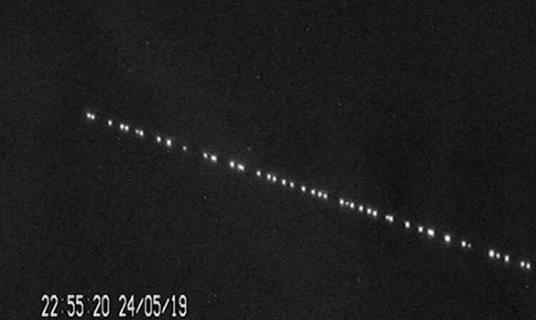 Спутники мешают астрономам изучать Вселенную. Так выглядит пролет 60 спутников Starlink. Фото.