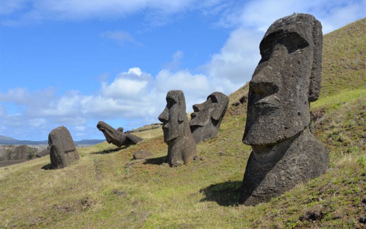Археологи разгадали тайну статуй на острове Пасхи. Статуи на склоне вулкана Рано Рараку. Фото.