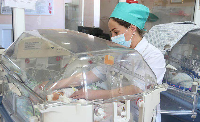 У ребенка, родившегося задолго до предполагаемого дня родов, есть большая вероятность инвалидизации. Фото.