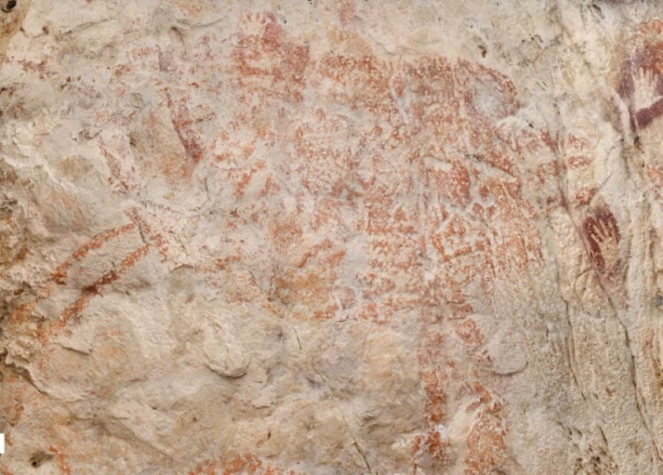 Найден самый древний наскальный рисунок с изображением охоты. Изображение красного быка на острове Борнео. Фото.