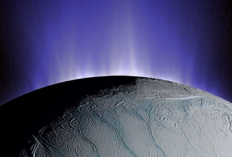 Почему Энцелад полосатый? Водяной шлейф Энцелада простирается на многие километры от поверхности спутника. Фото.