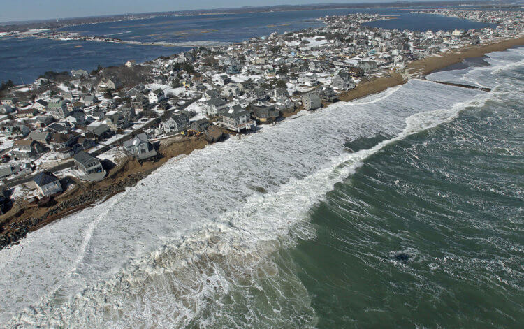 Повышение уровня моря — сигнал того, что изменение климата не остановить. Правда ли это? Поднятие уровня моря может лишить дома миллионы людей. Фото.