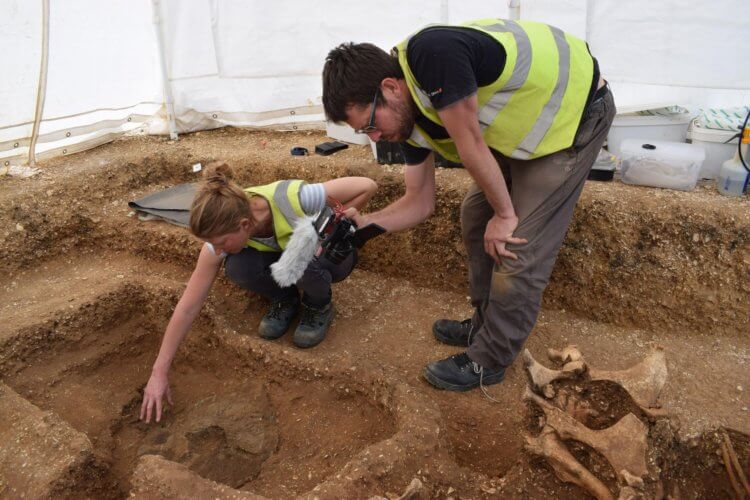 Почему раскопанный кельтский щит считается археологическим открытием тысячелетия? Археологи на месте раскопок недалеко от города Поклингтон. Фото.