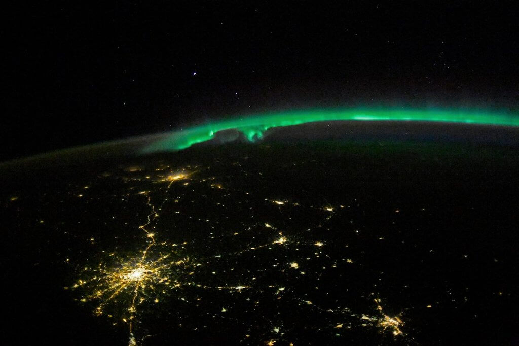 Странные полярные сияния Марса показали изменение климата на Красной планете. Вид из космоса на полярное сияние. Фото.