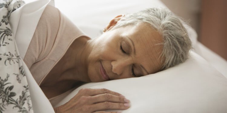 Бессонные ночи. Исследователи полагают, что изменения качества сна по мере старения происходят незаметно для человека. Фото.