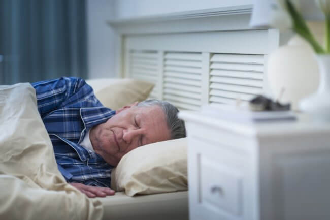 Почему с возрастом ухудшается качество сна? Фото.