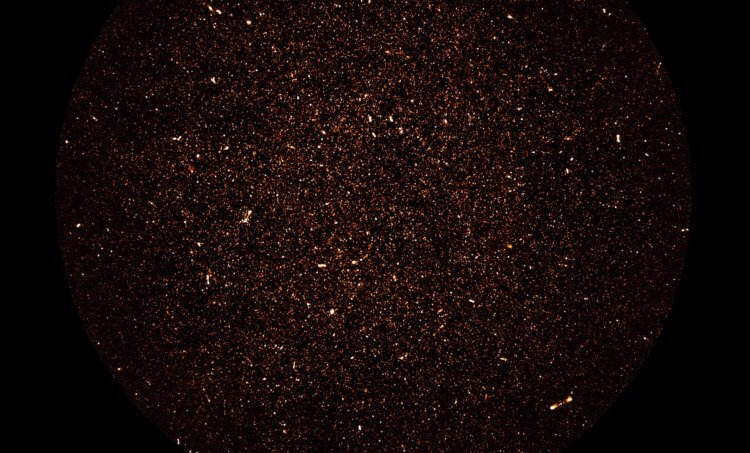 Далекие галактики раскрывают тайну формирования звезд во Вселенной. Новое радиоизображение покрыто точками, каждая из которых представляет собой далекую галактику. Многочисленные тусклые точки, заполняющие небо — это далекие галактики, похожие на Млечный Путь, которые мы видим впервые. Фото.