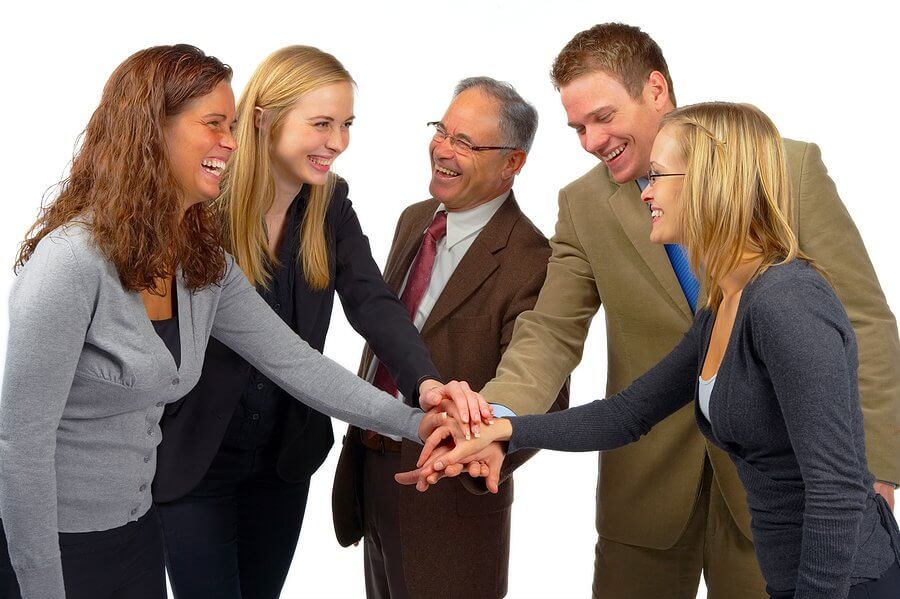 Как образование влияет на доброжелательность? Социальный статус оказывает влияние н поведение человека. Фото.