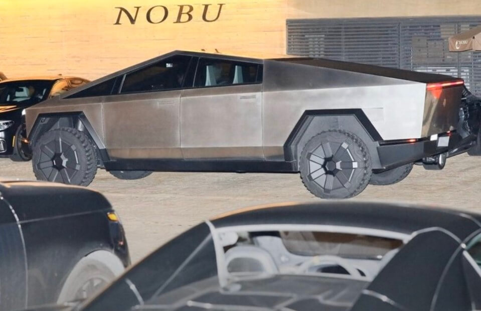 Tesla изменила дизайн пикапа Cybertruck. Фото пикапа Tesla, сделанное очевидцами. Фото.