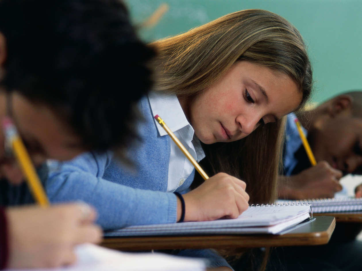 Способность школьников к обучению снижается при высокой концентрации СО2 уровень в помещении. Фото.