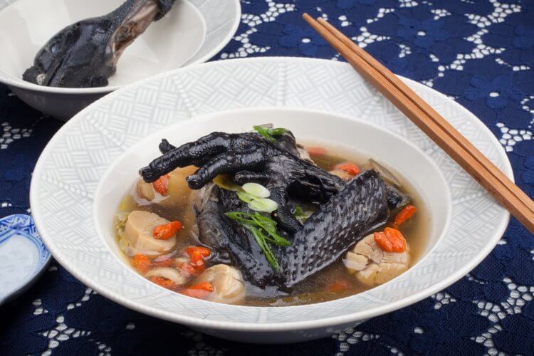 От чего зависит характер человека? Если хотите увеличить разнообразие бактерий в кишечнике, питайтесь необычной пищей. На фото — тайваньский суп из черной курицы Ву гу джи. Фото.