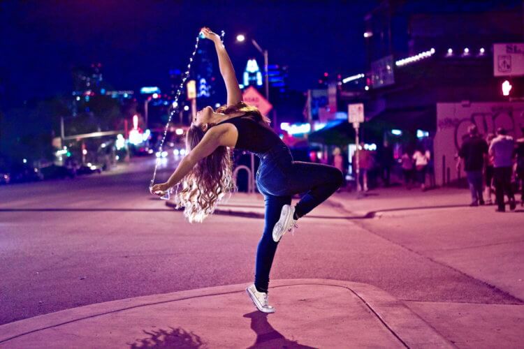 Искусственный интеллект научился распознавать людей по их танцевальным манерам. В мире практически нет одинаково танцующих людей. Фото.