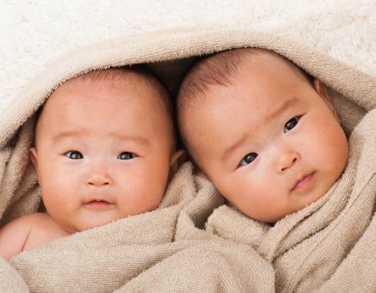 Почему технология CRISPR порицается в обществе? Девочки-близнецы родились полностью здоровыми, несмотря на серьезное заболевание ВИЧ-инфицированного отца. Фото.