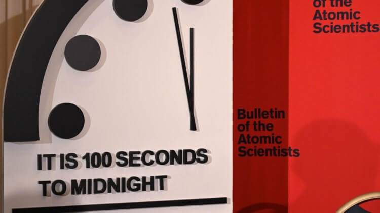 100 секунд до конца света: ученые перевели стрелки Часов Судного Дня. Так выглядит обложка последнего выпуска журнала “Бюллетень ученых атомщиков”. Фото.