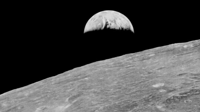 Луна может рассказать о происхождении жизни на Земле. Фото.