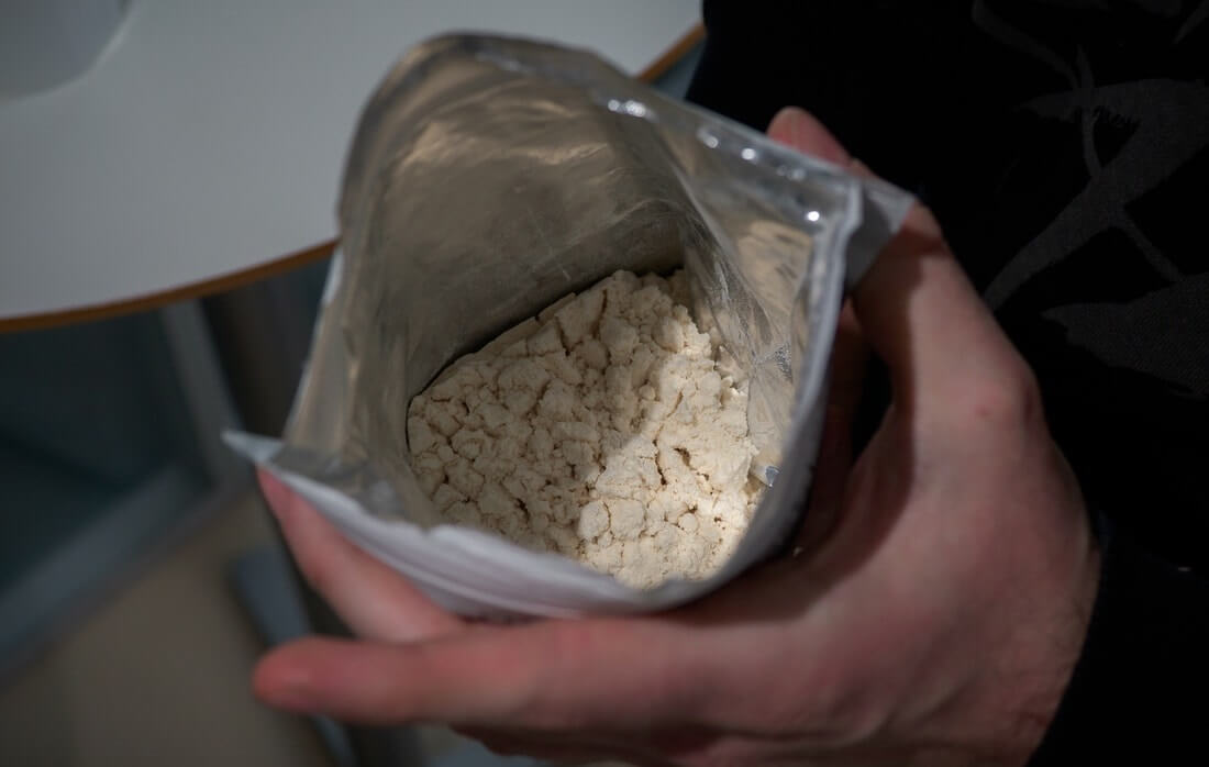 Белок, полученный при использовании лишь воздуха и электричества. Фото.