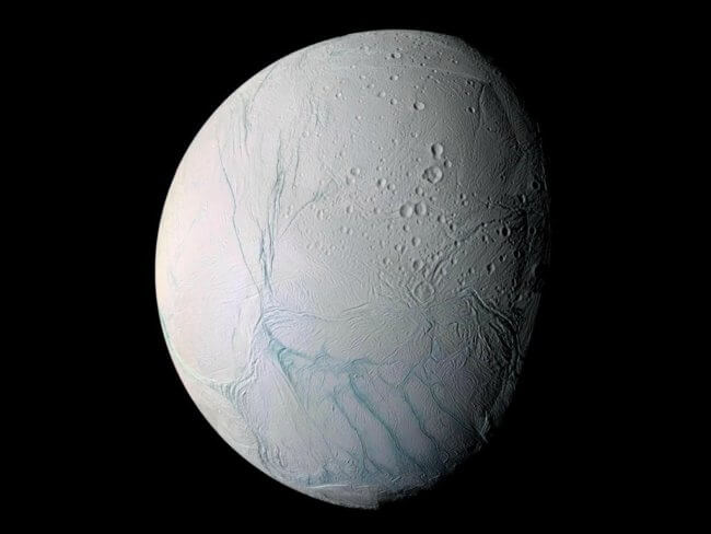 Ледяная Луна Сатурна может оказаться интереснее, чем считалось ранее. Фото.