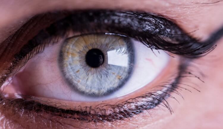 Созданы линзы, которые не вызывают сухости глаз. Еще один плюс контактных линз заключается в том, что они незаметны для окружающих. Фото.