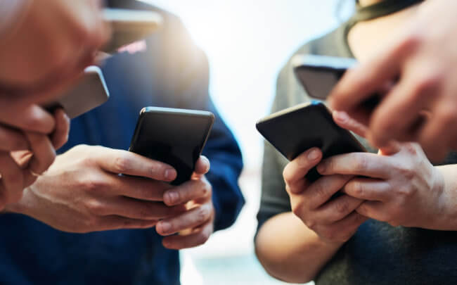 Представители какого поколения не могут жить без смартфонов? Ответ вас удивит. Фото.