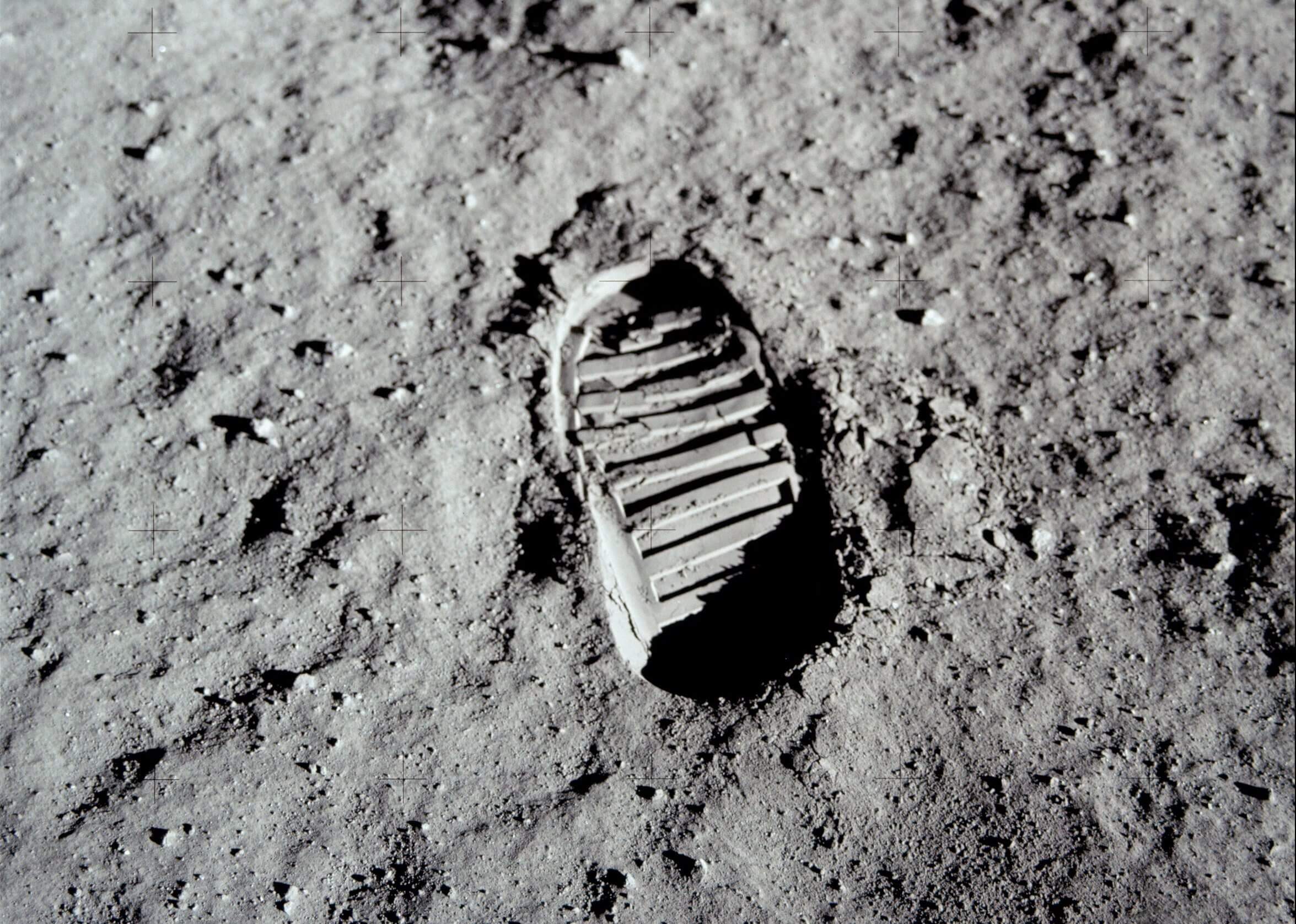 Острые частички пыли могут повредить скафандр астронавтов. Фото.