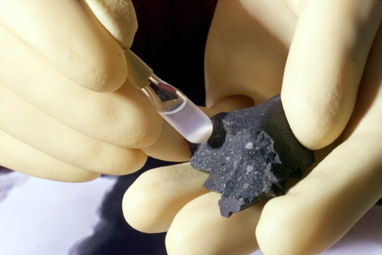 Самый древний материал на Земле оказался старше Солнечной системы. Так выглядит фрагмент мурчисонского метеорита. Фото.