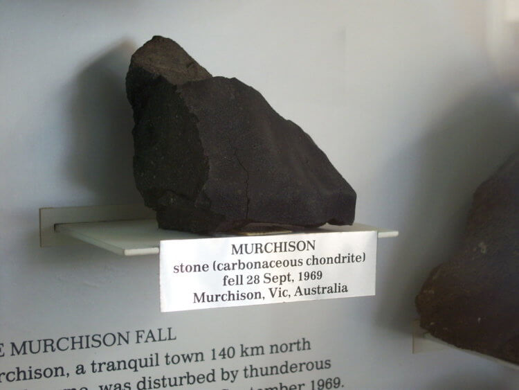 Самый старый материал на Земле. Фрагмент мурчисонского метеорита в музее. Фото.