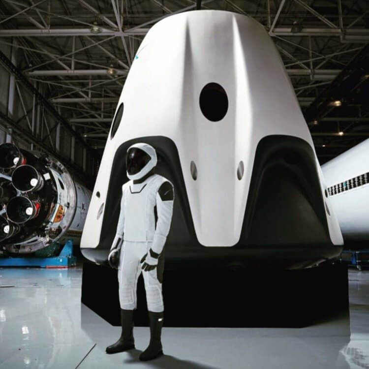 Новая эра космических полетов США. Астронавты NASA тренируются в космических костюмах SpaceX. Фото.