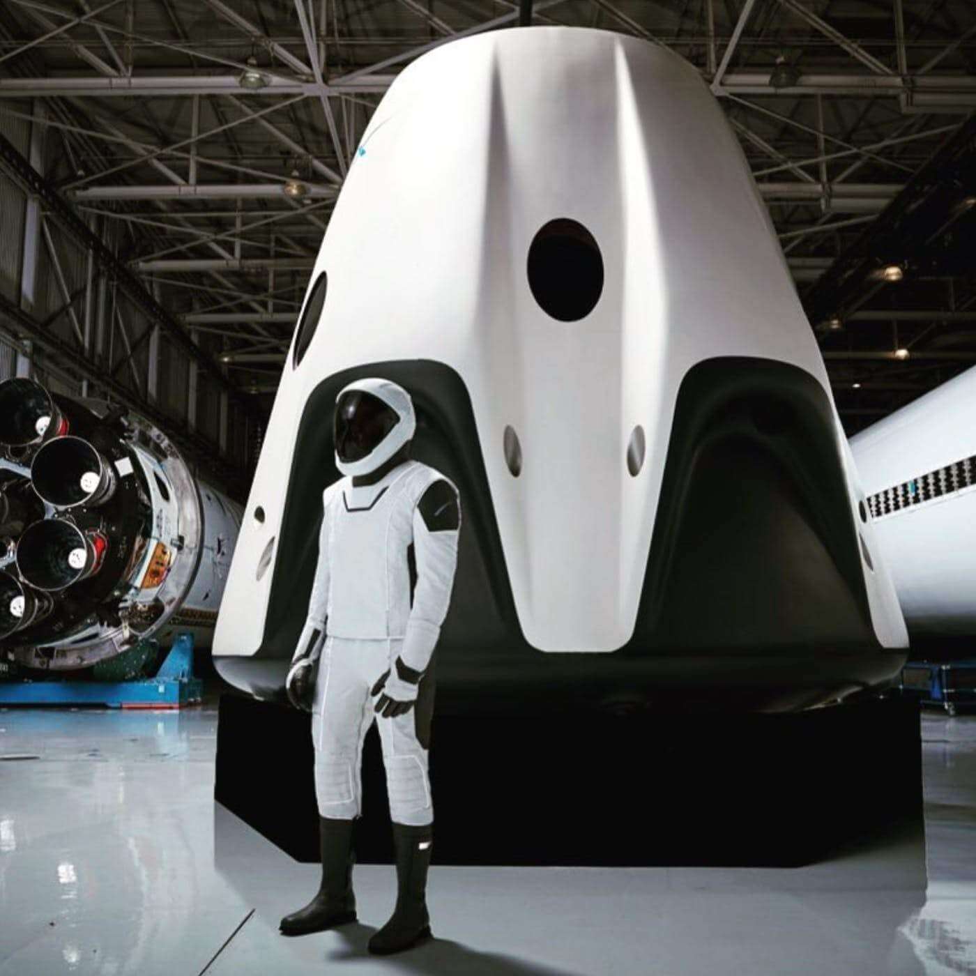 Сколько людей потребуется для полета к ближайшей звездной системе. Астронавты NASA тренируются в космических костюмах SpaceX. Фото.