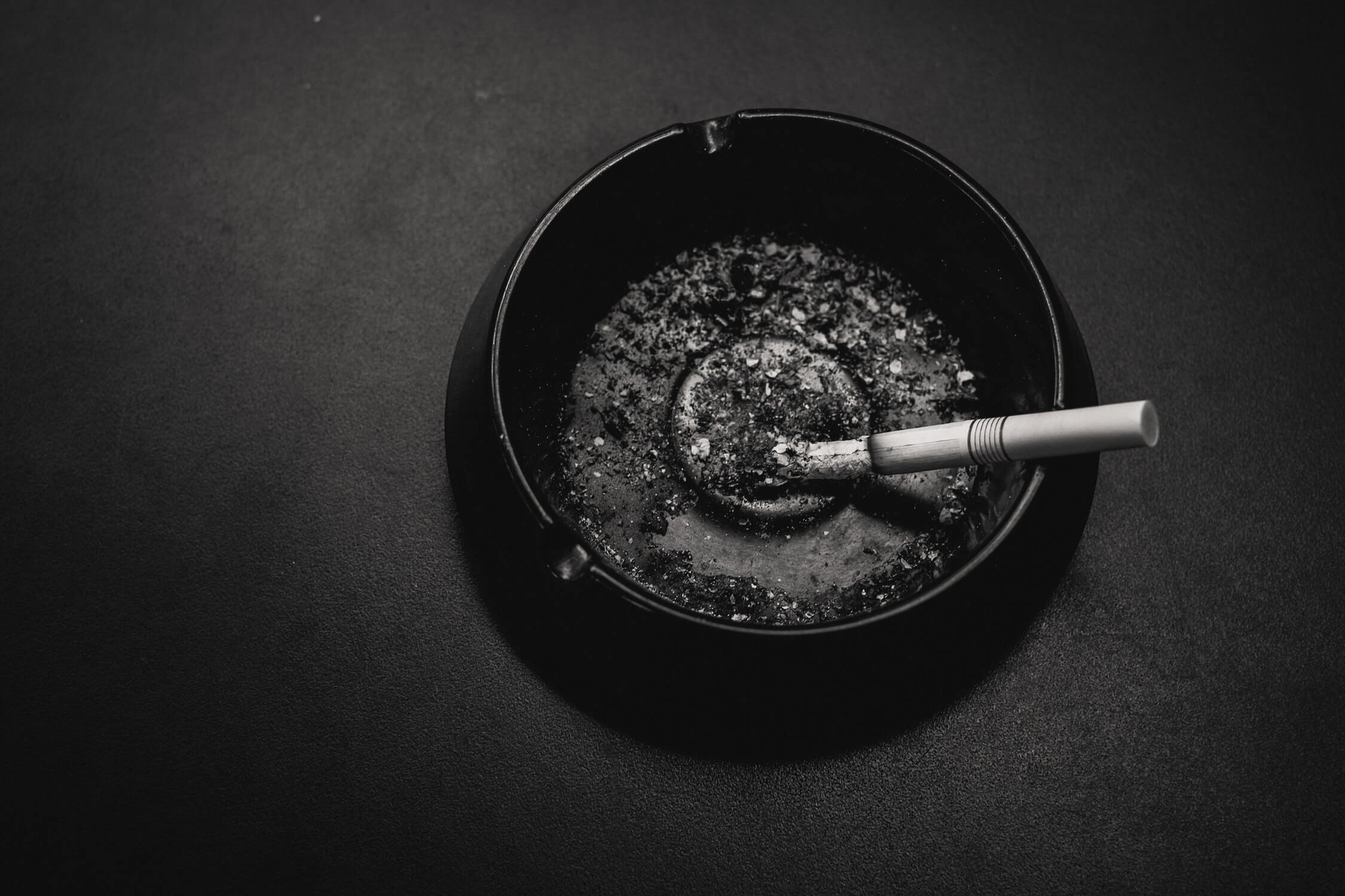 Как сигареты связаны с болью? Электронные сигареты не являются хорошей альтернативой курению, так как потенциально более опасны обычных сигарет. Фото.