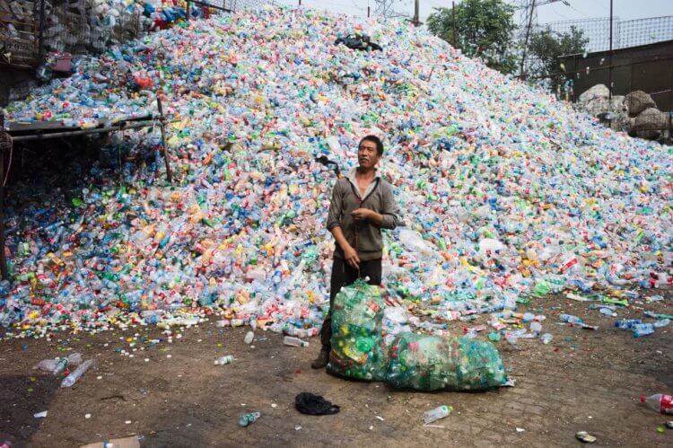 Китай запретит производство пластика. Сортировка пластиковых бутылок для переработки на окраине Пекина в 2015 году. Фото.