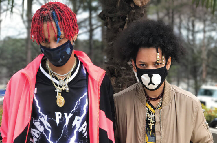Защитные маски теперь никого не пугают. Рэп исполнители Ayo & Teo задают модный тренд. Фото.
