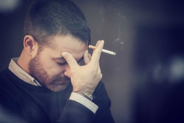 Курение приводит к повышенной чувствительности к боли. Курильщики подвержены стрессу и другим опасным заболеваниям. Фото.