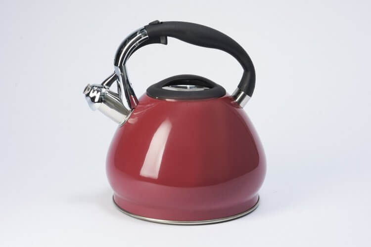 Почему чайник шумит? Обычный чайник для плиты работает тише электрического. Фото.