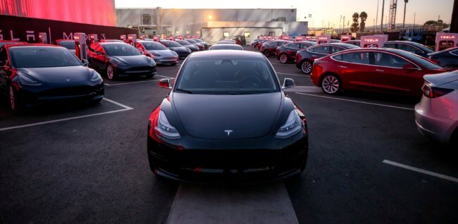 #видео | Автомобиль Tesla научился разговаривать с пешеходами. Фото.