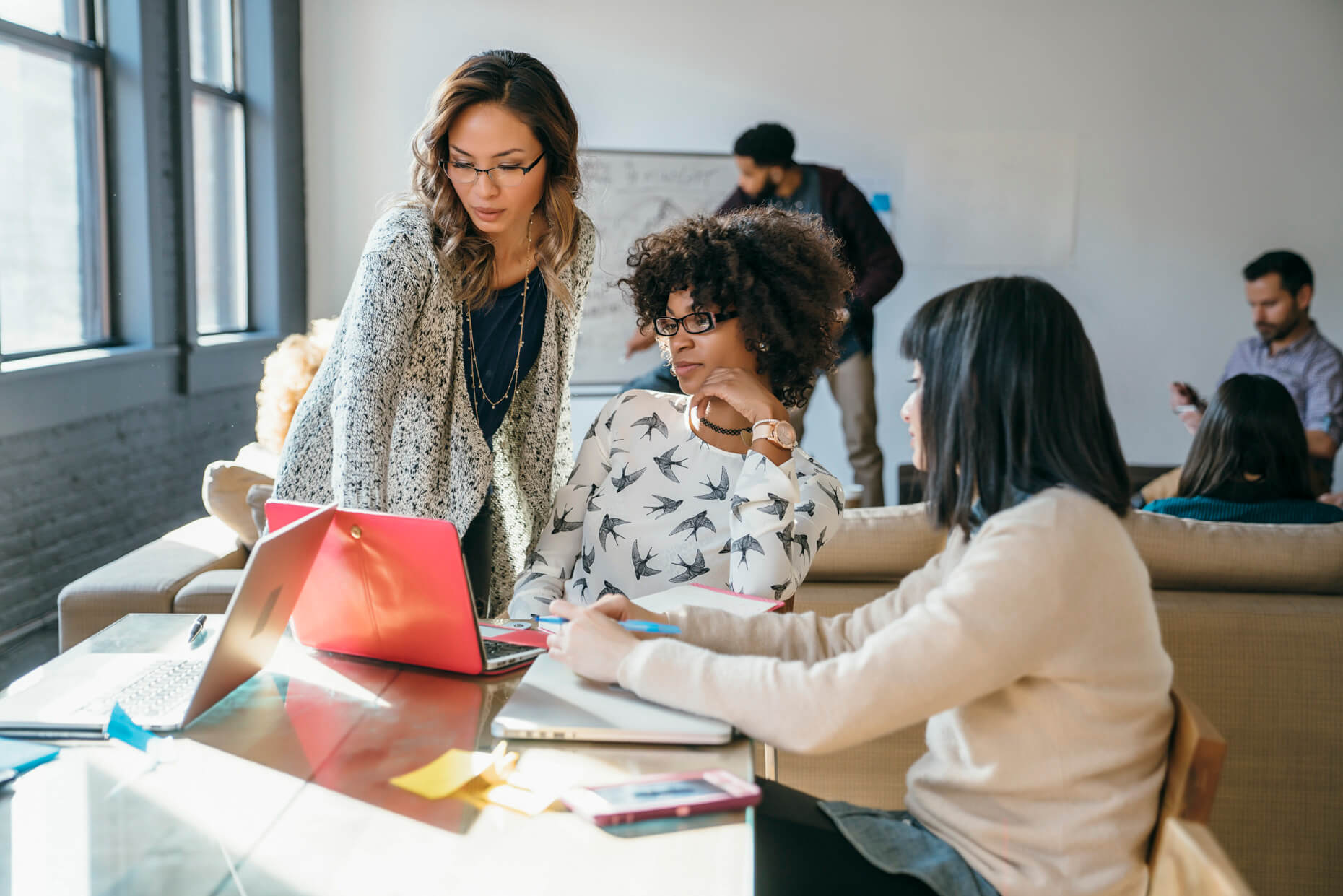 На отношения в коллективе оказывают влияние самые разные факторы. Фото.