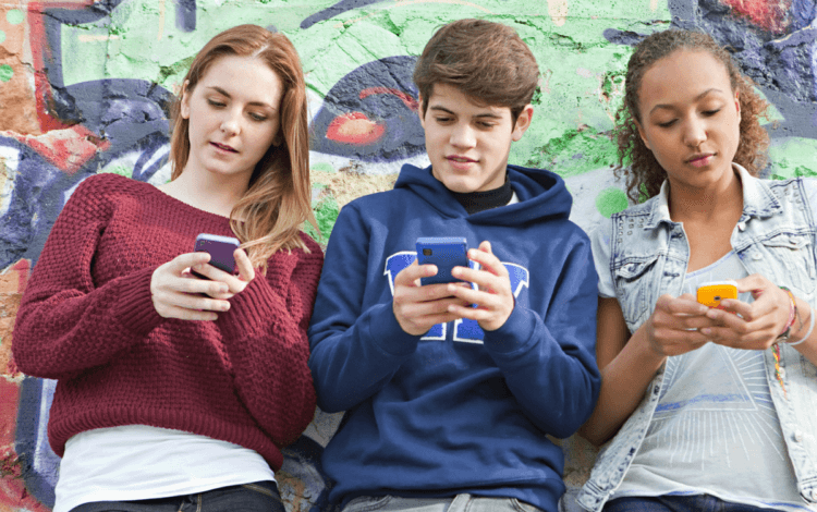 Бэби-бумеры обожают смартфоны? Многие подростки предпочитают текстовые сообщения живому общению. Фото.