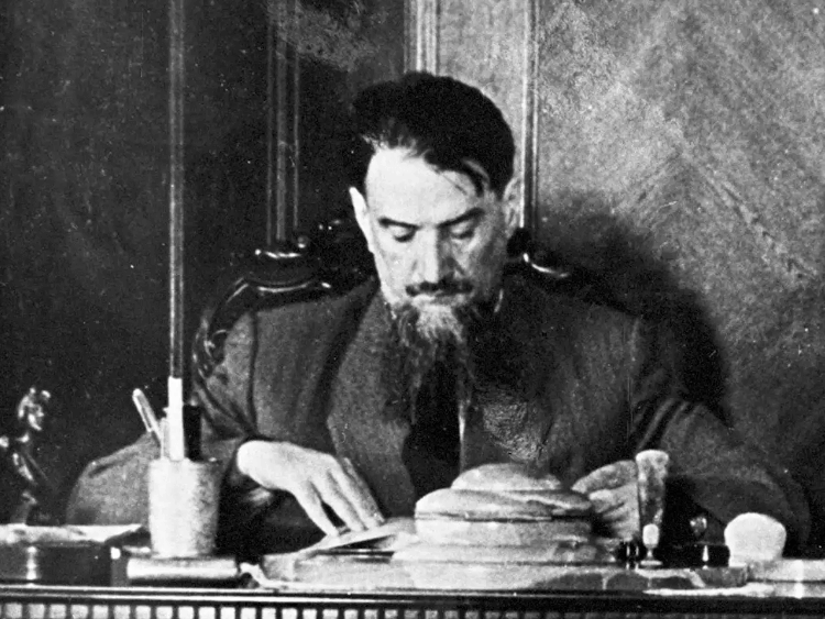 Игорь Курчатов за работой. Фото.