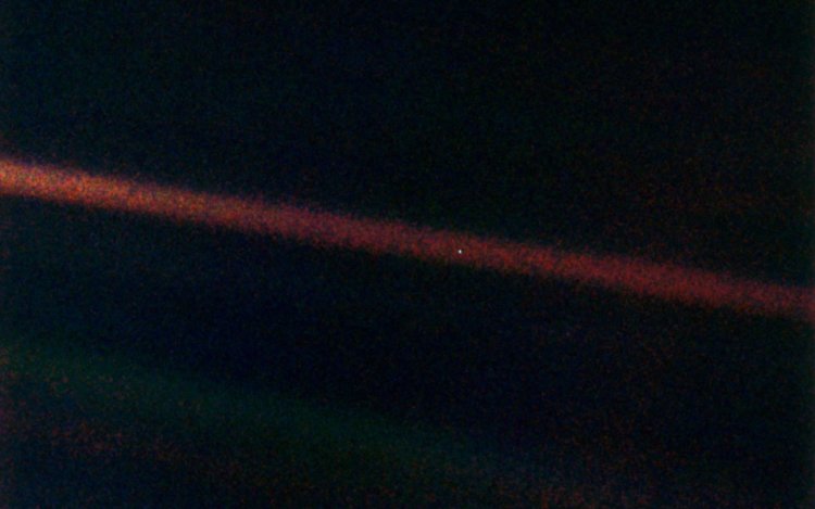 В честь 30-летия фотографии нашей планеты, NASA обновили “бледно-голубую точку”. Оригинальная «бледно-голубая точка» Земли, снятая Voyager 1 в феврале 1990 года (NASA / JPL). Фото.