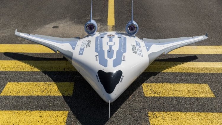 Пассажирский самолет будущего от Airbus. Фотография с испытаний самолета Airbus Maveric. Фото.
