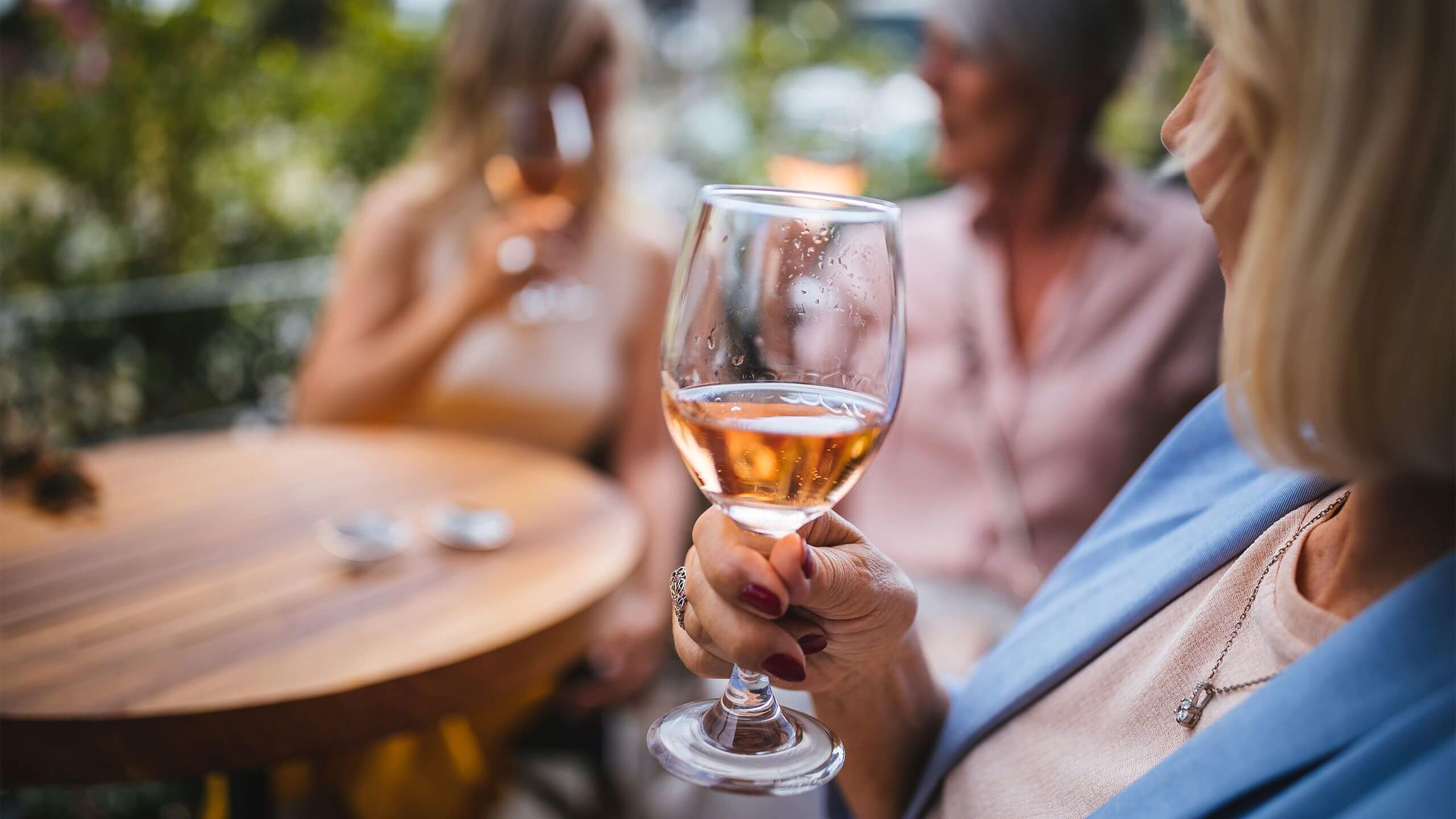 Умеренное потребление алкоголя вредно для здоровья. Согласно исследованиям, любое количество алкоголя способно нанести вред вашему здоровью. Фото.