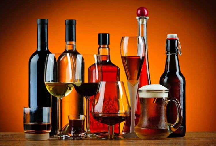 Какой алкоголь можно употреблять во время диеты? Алкоголь в любом количестве негативно влияет на организм. Фото.