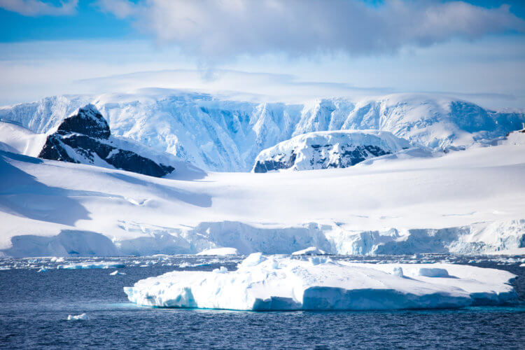 Под самым большим ледником Антарктики обнаружено озеро с теплой водой. Глобальное потепление вызывает массовое таяние антарктических ледников. Фото.