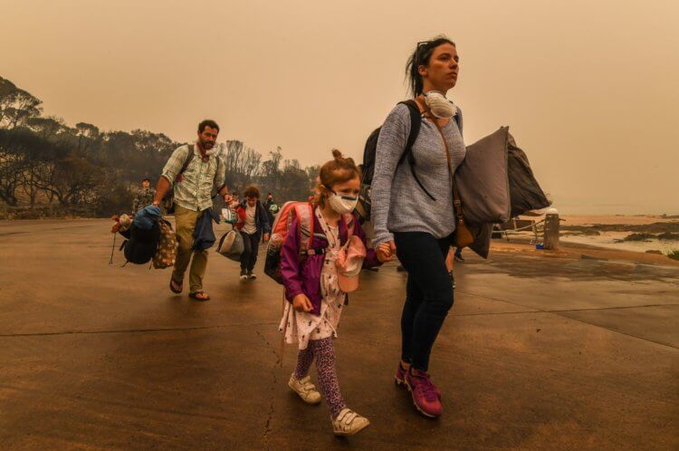 Все модели изменения климата показывают, что катастрофа стремительно приближается. Но почему? Люди бегут от австралийских лесных пожаров в декабре 2019 года. Фото.