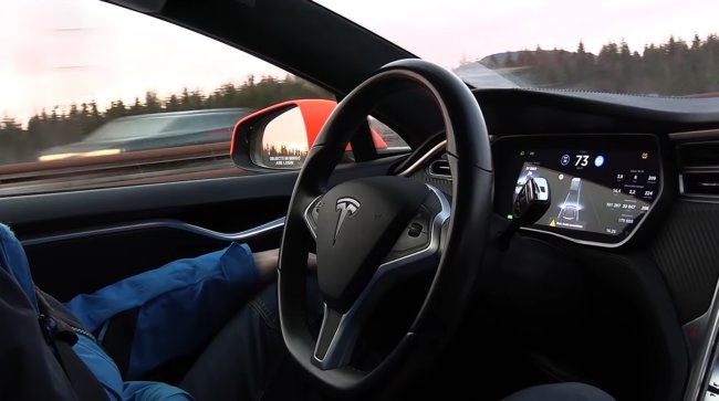 Tesla удаленно отключила автопилот на Model S после перепродажи автомобиля. Фото.