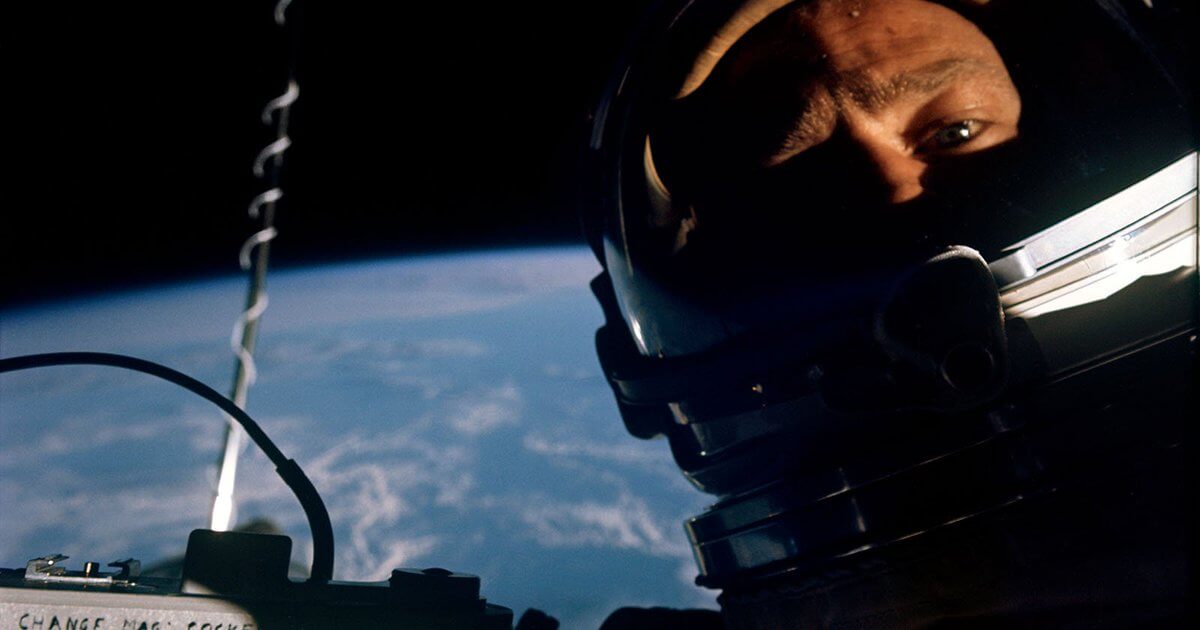 Первое в истории селфи на орбите Земли в исполнении Базза Олдрина. Фото.