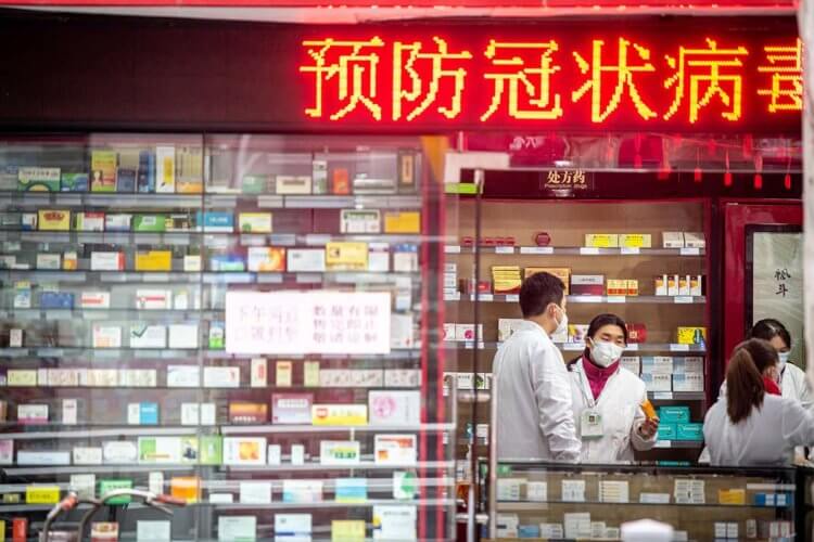 Правда ли, что Китай официально признал «Арбидол» лекарством от коронавируса? В аптеках Китая возрос спрос на советский препарата с недоказанной эффективностью. Фото.