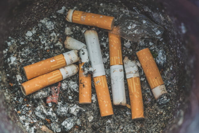 Сигареты выделяют вредные вещества даже после тушения. Фото.
