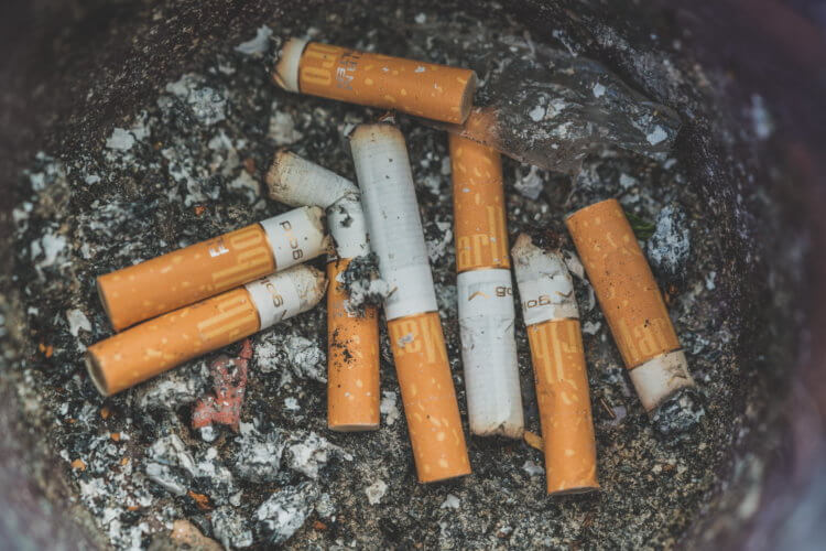 Сигареты выделяют вредные вещества даже после тушения. Ежегодно люди выбрасывают до пяти триллионов сигаретных окурков. Фото.